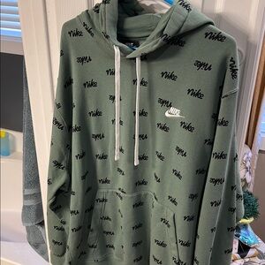 Nike Men's Green Hoodie